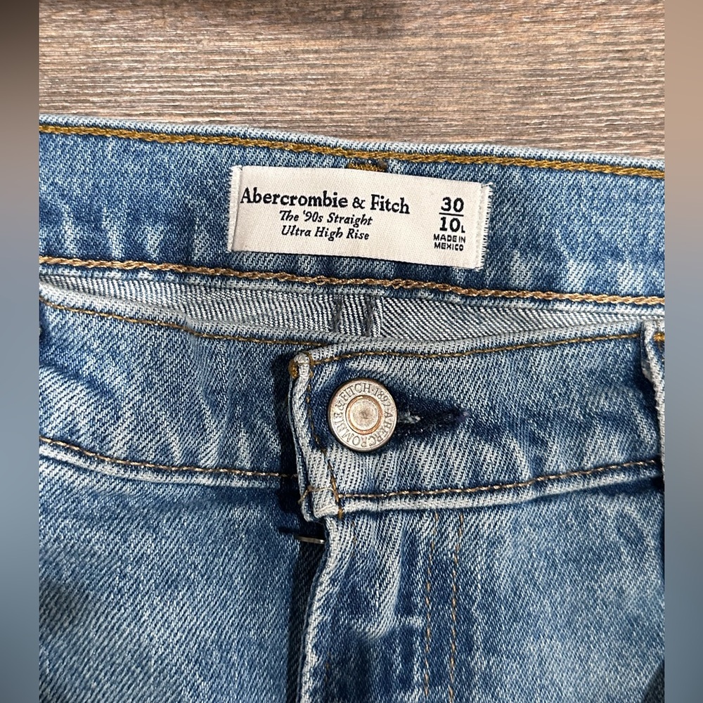 A&F The 90s ultra high rise straight jeans